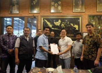 Pj Bupati Muaro Jambi Serahkan SK Calon Penerima Pembangunan Kebun Kelapa Sawit Masyarakat