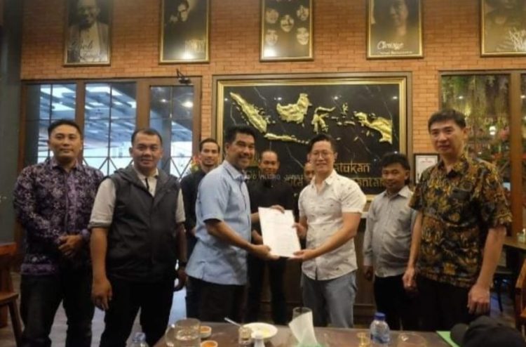 Pj Bupati Muaro Jambi Serahkan SK Calon Penerima Pembangunan Kebun Kelapa Sawit Masyarakat